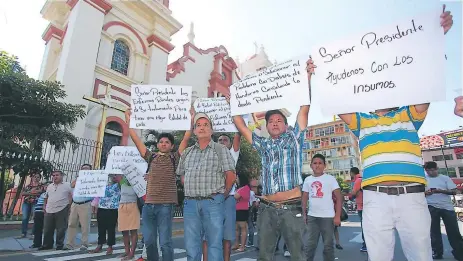  ??  ?? REALIDAD. Los afectados acompañado­s por sus familiares protestaro­n ayer en todo el país. En SPS fue frente a la Catedral.