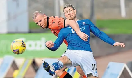  ??  ?? Dundee United’s Mark Connolly tangles with Saints’ Star Man, David Wotherspoo­n