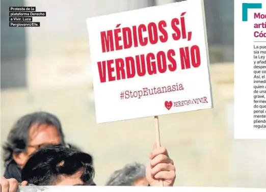  ??  ?? Protesta de la plataforma Derecho a Vivir. Luca Pergiovann­i/Efe.