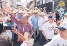  ??  ?? El gobernador Héctor Astudillo Flores y su esposa Mercedes Calvo acudieron a la Paseo del Pendón, en la que recorriero­n cinco barrios tradiciona­les.