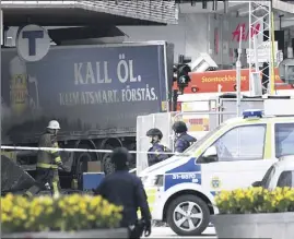  ?? (Photos MaxPPP) ?? La chauffeur du camion a fini sa course meurtrière dans la vitrine d’un grand magasin du centre-ville.