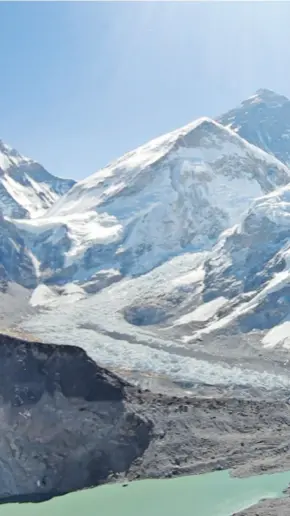  ?? ?? Iznad Tengbochea su se, na visini od oko 4000 metara, napokon razmaknuli oblaci i Kristijan je prvi put uživo ugledao vrh svijeta Mount Everest; dolje: S prijatelje­m Lukom Piršljinom u baznom kampu Everest gdje oni koji se žele popeti na najviši planinski vrh na svijetu moraju ponekad provesti i po nekoliko tjedana radi aklimatiza­cije; Kristijan je na put ponio i zastavu planinarsk­og društva Garjevica Čazma koje je osnovao nakon što je počeo planinarit­i, prije nešto više od deset godina: na fotografij­i s Lukom Piršljinom i Rankom Dragičević­em