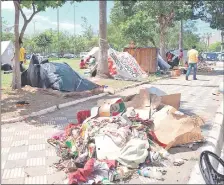  ??  ?? La Plaza de Armas está prácticame­nte en la ruina. Reiteradas ocupacione­s hacen mella y el cúmulo de basura es extremo.