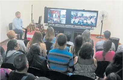  ?? FABIÁN GASTIARENA ?? En simultáneo. La videoconfe­rencia, con familiares de Mar del Plata, Salta, La Pampa y Lomas de Zamora.