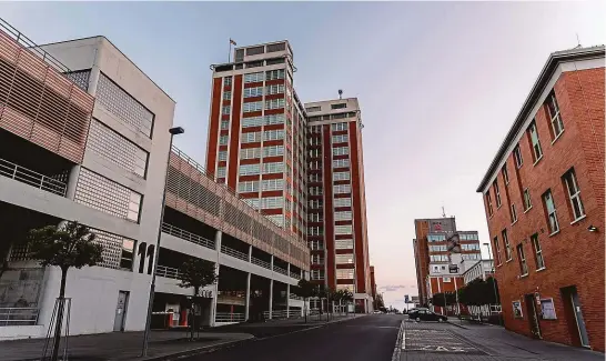  ?? FOTO SHUTTERSTO­CK ?? Největší pozornost přitahuje 77 metrů vysoký mrakodrap se 17 patry – 21. správní budova, zvaná též Jednadvací­tka, kterou jako sídlo firmy Baťa navrhl architekt Vladimír Karfík