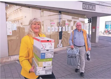  ?? RP-FOTO: ACHIM BLAZY ?? Marlis und Detlef Mayer (Dema Schuhgesch­äft) liefern Schuhe aus.