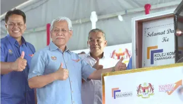  ??  ?? Idris (centre) and others give the thumbs-up after the launching of Jerlun Community College. — Bernama photo