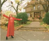  ?? CHERYL A. MEYER/STAR TRIBUNE 1996 ?? Mary Tyler Moore revisits the Minneapoli­s house that was her television “home” for the TV show “The Mary Tyler Moore Show.”