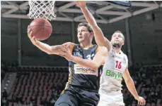  ?? FOTO: MARKUS FISCHER/IMAGO IMAGES ?? Beim Finalturni­er der Basketball-Bundesliga kommt es in der Gruppenpha­se zum Duell zwischen Ratiopharm Ulm (li. Patrick Heckmann) und dem FC Bayern München (Paul Zipser).