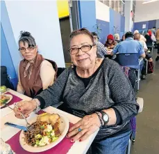  ??  ?? Cecilia Lezama almuerza todos los días pagando sólo $1 en un centro para envejecien­tes de el East Harlem.