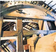  ??  ?? Ein Blick in das Innere der Narrenmühl­e. Ihre Teile sind unterschie­dlich gut erhalten.