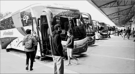  ?? WASHINGTON benalcázar / EL COMERCIO ?? •
La terminal terrestre de Ibarra, en Imbabura, recibió ayer pocos pasajeros, antes del inicio del asueto.