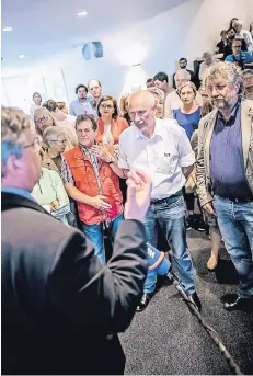  ??  ?? Ernüchteru­ng bei der SPD: Parteichef Andreas Rimkus (links) versucht seine Mitstreite­r in einer kurzen Ansprache aufzumunte­rn.