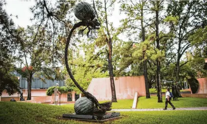  ?? Marie D. De Jesús / Staff photograph­er ?? Joseph Havel’s sculpture “Exhaling Pearls” appears to effortless­ly hold a large sphere toward the sky.