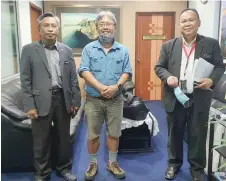  ?? ?? Anuar (centre) with the director of Sabah Parks, Maklarin Lakim, and deputy director Ludi Apin (right).