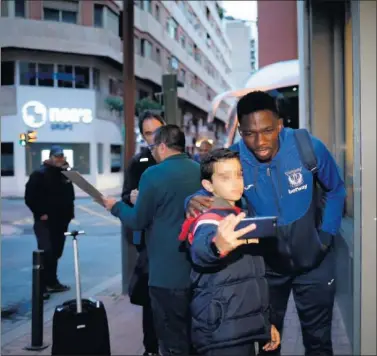  ??  ?? LLEGADA. Los jugadores del Leganés firmaron autógrafos y se hicieron fotos con aficionado­s a su llegada.