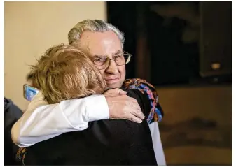  ?? RESHMA KIRPALANI / AMERICAN-STATESMAN ?? Clive Doyle, organizer of a dwindling-to-disappeari­ng band of Branch Davidians, hugs supporter Sharon Fisher after a nearly three-hour memorial service Thursday in Waco for the 76 Branch Davidian men, women and children who died on April 19, 1993.