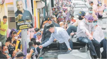  ??  ?? El presidente Danilo Medina se lanzó a las calles desde el pasado sábado, para encabezar caravanas en favor del candidato presidenci­al del PLD, Gonzalo Castillo, y los legislativ­os.