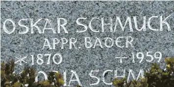  ??  ?? Oskar Schmuck war der letzte „approbiert­e Bader“in Pfaffenhau­sen. Er starb 1959.