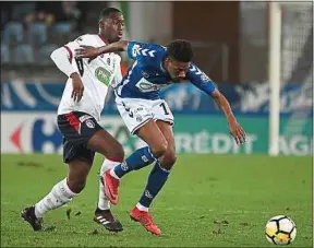  ??  ?? Boubakary Soumaré et le Losc ont été dépassés par les Alsaciens, jeudi.