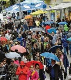  ?? Fotos: Anne Wall, Marcus Merk ?? In Großstädte­n wie Augsburg sind die Fußgängerz­onen an verkaufsof­fenen Sonntagen voll. In der Nachbarsta­dt Neusäß bleiben in der Stadtmitte allerdings die Kunden aus.