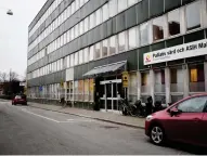  ??  ?? På Barkgatan vid Möllevångs­torget finns byggnaden som i tv-serien är det svenska polishuset. På riktigt finns här bland annat en vårdcentra­l.