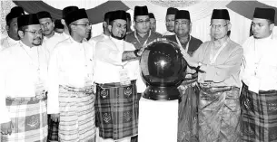  ??  ?? ANGGOTA Majlis Tertinggi Umno Datuk Seri Mustapa Mohamed (dua, kanan) bersama Ketua Umno Bahagian Baling Datuk Seri Abdul Azeez Abdul Rahim (tiga, kanan) dan Ketua Pemuda Baling, Mohd Noor Mohd Amin (lima, kanan) meletak tangan pada bebola simbolik...