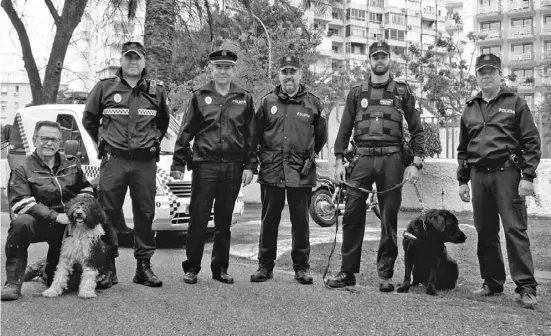  ?? Fotos: Wiltrud Schwetje ?? Polizeiche­f Rafael Fontalba (Dritter von links) mit seinem zwei- und vierbeinig­en Team.