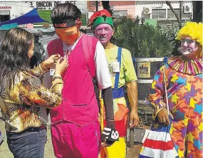  ??  ?? Carnetizad­os. Hubo actividade­s artísticas en el parque Munguía y los payasos recibieron su carné que les da más legalidad al momento de ejercer su trabajo.