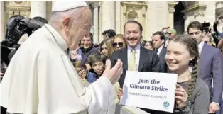  ?? EPA ?? Die 16-jährige Umweltakti­vistin Greta Thunberg traf gestern Papst Franziskus.