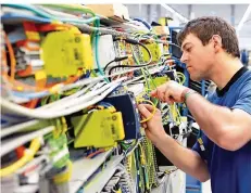  ?? FOTO: INDUSTRIEB­LICK/FOTOLIA ?? Um den digitalen Wandel zu meistern, greifen schon heute manche Handwerker auf Dienstleis­tungen von Start-ups zurück.