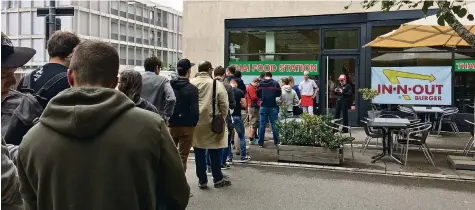  ?? BEC ?? Vor dem temporären Burger-Schuppen in Zürich-Oerlikon bildete sich gestern eine riesige Schlange.