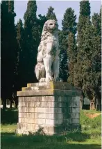  ?? ?? Le Lion de Chéronée est un monument funéraire érigé par les Thébains à la mémoire des soldats tombés à la bataille de Chéronée en 338 av. J.–C., remportée par Philippe II de Macédoine. L'oeuvre fut découverte et restaurée au xixe siècle.