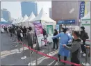  ?? [연합뉴스] ?? 서울역 임시 선별검사소에서 검사를 기다리고 있는시민들.