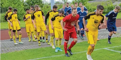  ??  ?? Im Mai ging Hannes Menhofer (Erster im gelben Trikot) noch für den TSV Mindelheim voran, mittlerwei­le ist er zum FSV Amberg zurückgewe­chselt. Seine Fußballsch­uhe schnürt er jedoch nur noch, wenn Not am Mann ist. Anschauen wird er das Derby am...