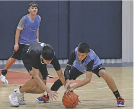  ??  ?? JUGADORES DE NETS y Hornets disputan el balón durante las segunda mitad del encuentro de postempora­da en la Conferenci­a Este de la AFYBL. Los Nets dominaban en el juego que quedó inconcluso el sábado.