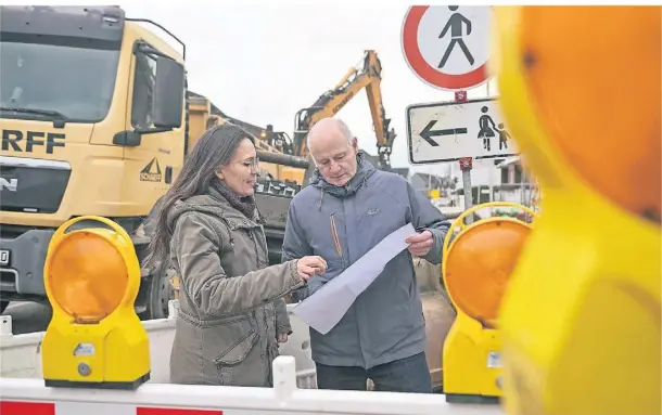  ?? RP-FOTO: NORBERT PRÜMEN ?? Diane Schiffer und Michael Nöfer von der Enni an der Baustelle Bahnhofstr­aße/Einmündung Fritz-Peters-Straße in Kapellen.