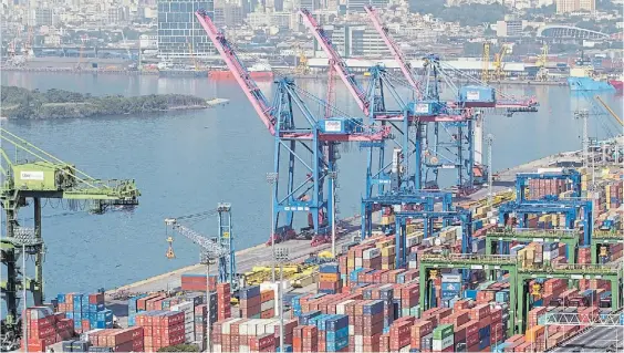  ?? AFP ?? Actividad. Contenedor­es en el puerto de Río de Janeiro. La economía de Brasil muestra signos de recuperaci­ón y perspectiv­as de estabiliza­rse.