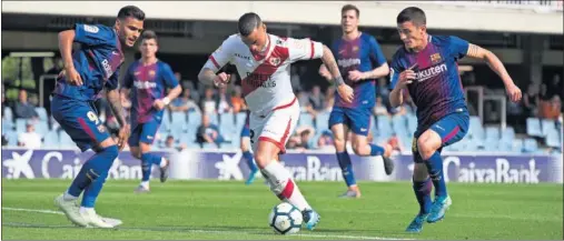  ??  ?? DECISIVO. Raúl de Tomás avanza con el balón en la acción del tercer gol del Rayo, el segundo de su cuenta particular.