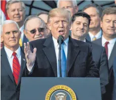  ?? FOTO: DPA ?? US-Präsident Donald Trump spricht vor dem Weißen Haus: Die Steuerrefo­rm ist verabschie­det, ein Wahlverspr­echen gehalten.