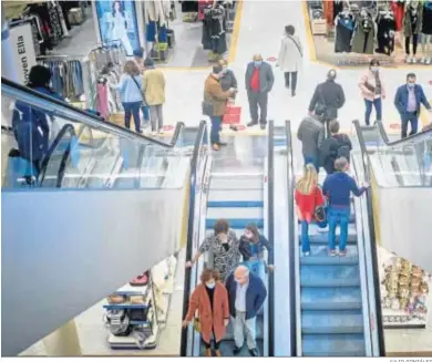  ?? JULIO GONZÁLEZ ?? Consumidor­es en las escaleras mecánicas de un centro comercial.