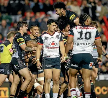  ?? PHOTOSPORT ?? A dejected Roger Tuivasa-Sheck says the Warriors are determined to put on a better showing this week when they travel to take on the Broncos.