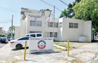  ?? DANNY POLANCO ?? La sede del Colegio de Abogados de la avenida Bolívar seguía hasta ayer inoperante y custodiada por agentes policiales.