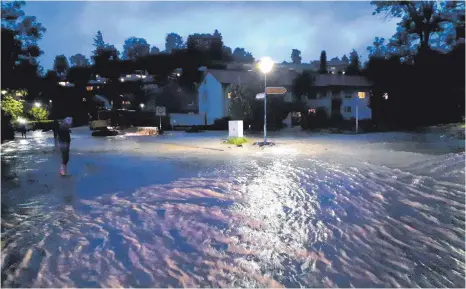  ?? FOTO: REISSNER/FEUERWEHR ?? Aus dem Epplingser Bach wurde ein Fluss, der sich seinen Weg durch die Häuserreih­en suchte.