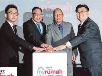  ?? PIC BY ASYRAF HAMZAH ?? (From left) LePro Systems Bhd founder Vincent Heng, NSTP chief executive officer Datuk Abdul Jalil Hamid, NSTP chairman Tan Sri Ismail Omar and Andaman Group managing director Datuk Seri Dr Vincent Tiew launching the MyRumah 2017 exhibition in Balai...