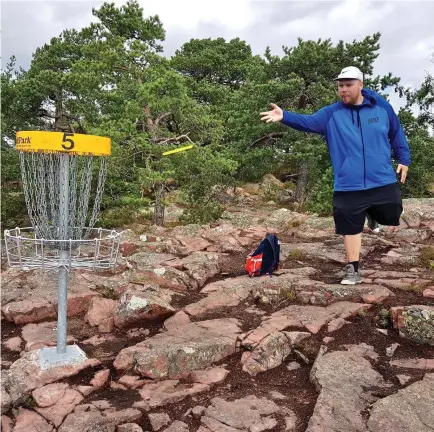  ??  ?? Gustaf Didriksson sänker en putt så att det rasslar i korg nummer fem på Badhuspark­ens frisbeegol­fbana i Mariehamn.