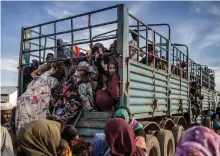  ?? AFP ?? Sudanese citizens fleeing the fighting arrive at a transit centre for refugees in Renk, South Sudan