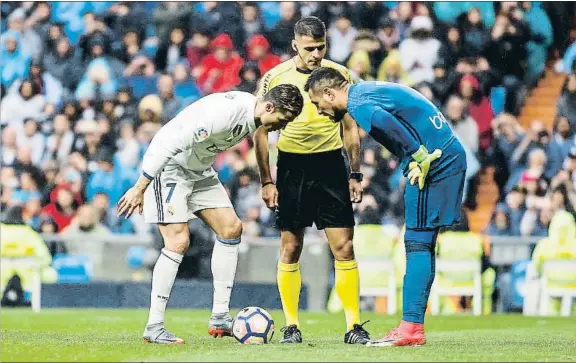  ?? DANI DUCH ?? Cristiano Ronaldo prepara el lanzamient­o del penalti ante Diego Alves, que se lo acabaría parando