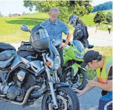  ?? ARCHIVFOTO: DIEMAND ?? Die Polizei kontrollie­rt verstärkt auf beliebten Motorradst­recken wie am Paradies bei Oberstaufe­n. Dabei ist geschultes Personal im Einsatz.