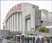  ?? JOHN GREEN — STAFF ARCHIVES ?? Hundreds of people wait in the rain for the doors to open at the Crossroads of the West Gun Show at the Cow Palace in 2016.